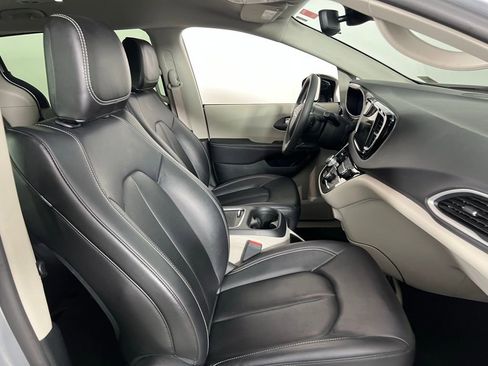 Used 2024 Chrysler Pacifica Touring-L image 31