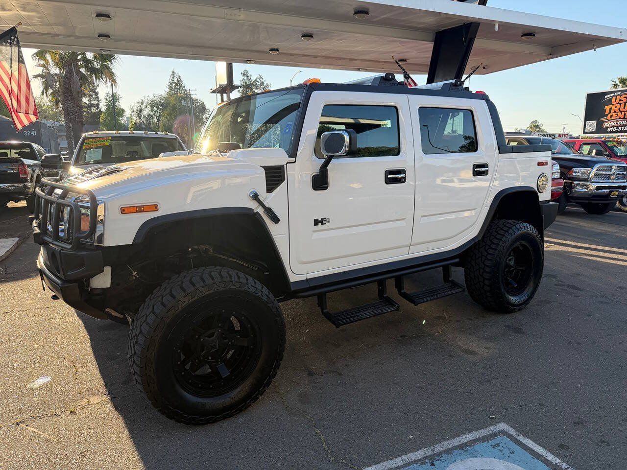 Used 2005 HUMMER H2 SUT w/ Preferred Equipment Group AWD/4WD image 3