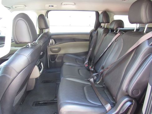Used 2025 Kia Carnival FWD image 14