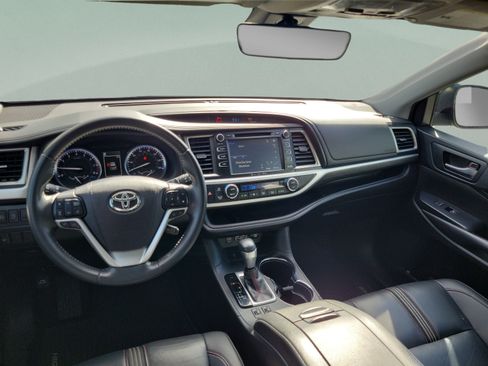 Used 2019 Toyota Highlander SE FWD image 20