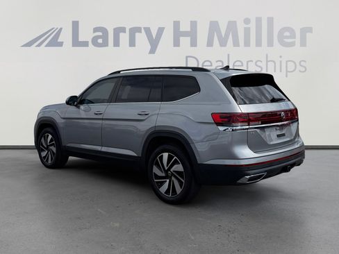 Used 2024 Volkswagen Atlas SE w/ Panoramic Sunroof Package image 3