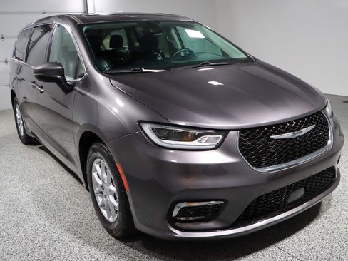 Used 2023 Chrysler Pacifica Touring-L image 5