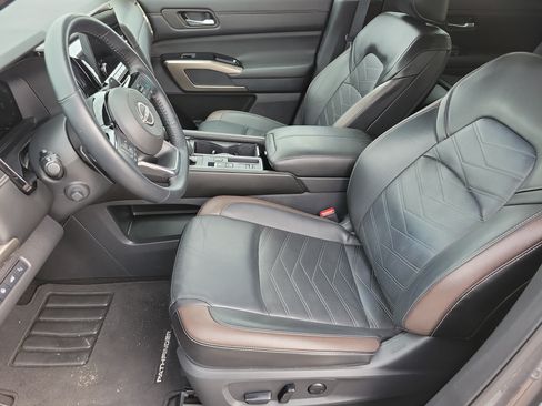 Used 2024 Nissan Pathfinder Platinum w/ Cargo Package FWD image 9