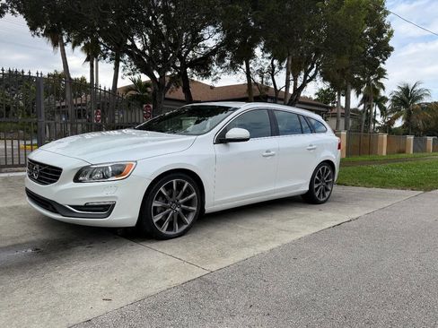 Used 2015 Volvo V60 T5 Platinum image 1