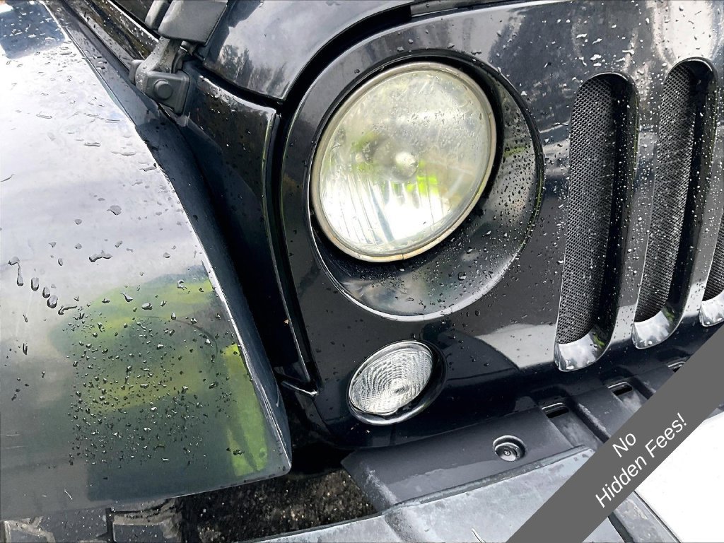 Used 2014 Jeep Wrangler Unlimited Sahara w/ Connectivity Group AWD/4WD image 16