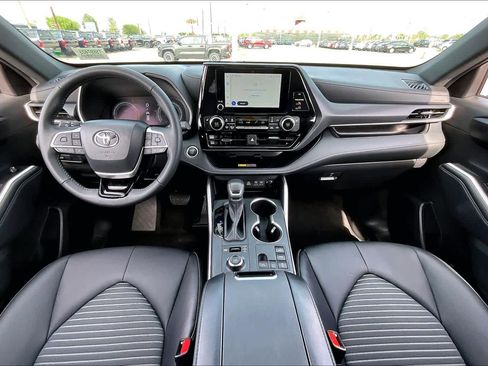 Certified 2026 Toyota Highlander XSE image 16
