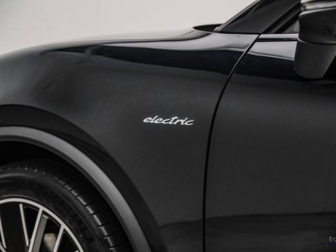 Used 2025 Porsche Macan 4 Electric AWD/4WD image 31