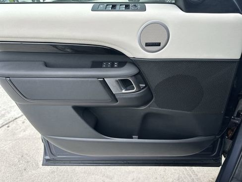 Used 2025 Land Rover Discovery S image 30