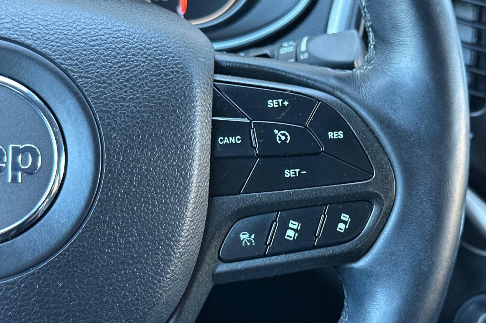 Used 2019 Jeep Cherokee Trailhawk AWD/4WD image 27