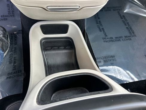 Used 2022 Chrysler Pacifica Touring-L image 19