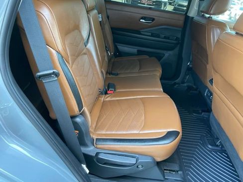 Used 2024 Nissan Pathfinder Platinum w/ Cargo Package AWD/4WD image 18