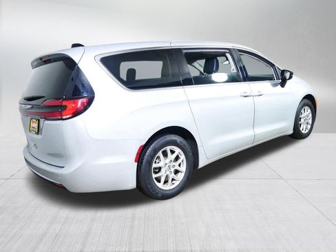 Used 2024 Chrysler Pacifica Touring-L FWD image 7