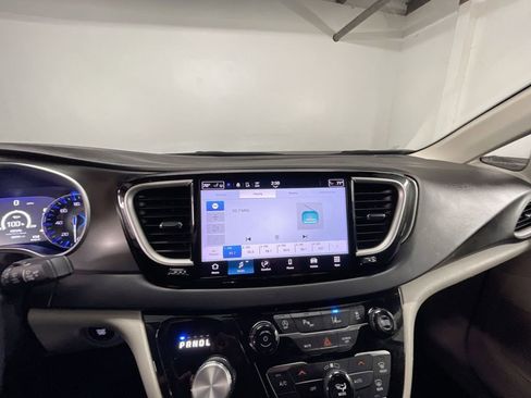Used 2024 Chrysler Pacifica Touring-L image 13