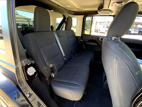 Used 2019 Jeep Wrangler Unlimited Sahara image 18