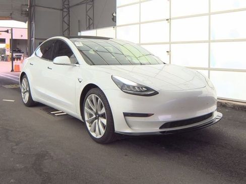 Used 2020 Tesla Model 3 Standard Range image 3