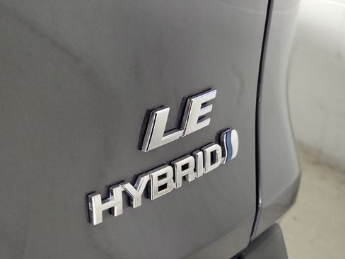Used 2022 Toyota RAV4 LE AWD/4WD image 9