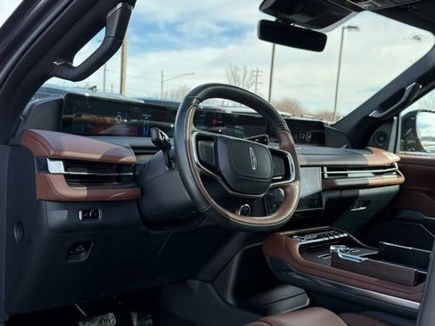 Used 2025 Lincoln Navigator Reserve image 15