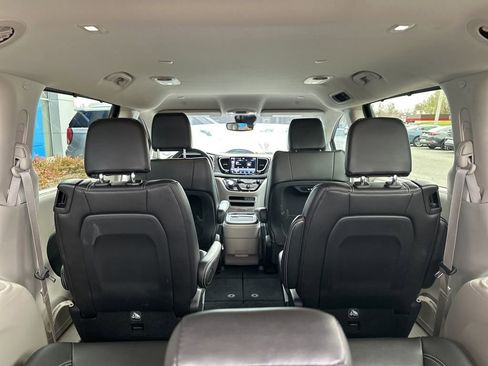 Used 2024 Chrysler Pacifica Touring-L AWD/4WD image 12