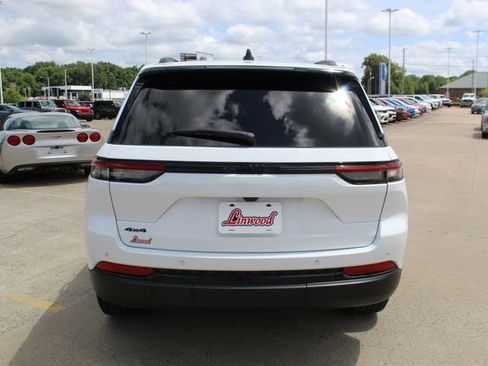 Used 2023 Jeep Grand Cherokee Altitude AWD/4WD image 4
