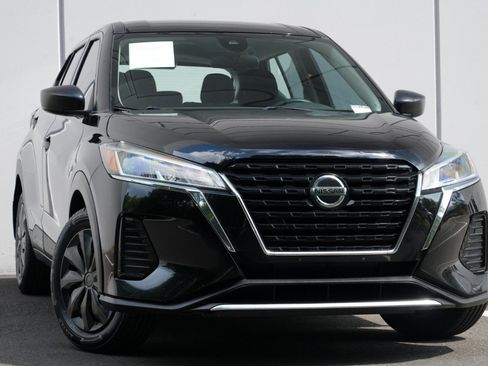 Used 2021 Nissan Kicks S FWD image 2