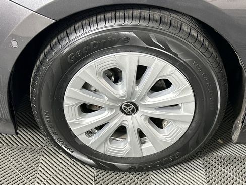 Used 2021 Toyota Prius LE image 10