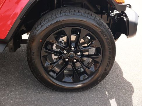 Used 2025 Jeep Wrangler Sahara 4xe image 8