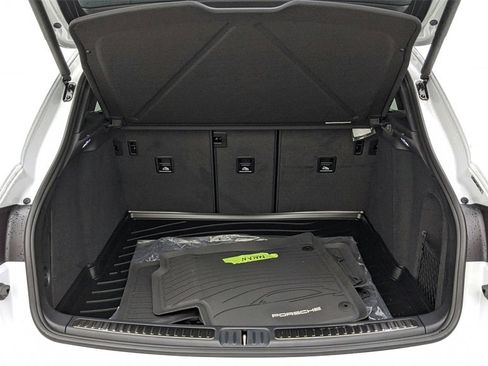 Used 2022 Porsche Macan image 48