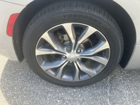 Used 2017 Chrysler Pacifica Limited image 27