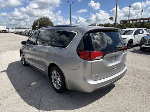 Used 2017 Chrysler Pacifica Limited w/ UConnect Theater Package FWD image 5