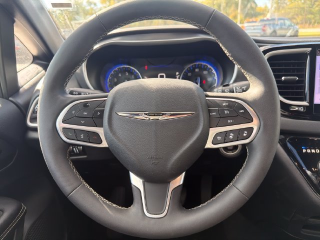 Used 2026 Chrysler Pacifica Select FWD image 19