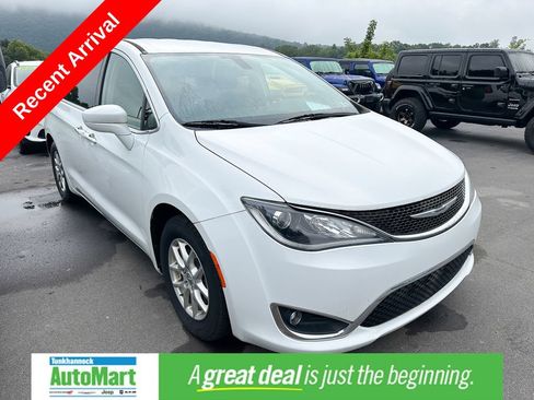 Used 2020 Chrysler Pacifica Touring w/ Cold Weather Group FWD image 1