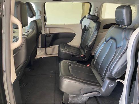 Used 2024 Chrysler Pacifica Touring-L FWD image 15