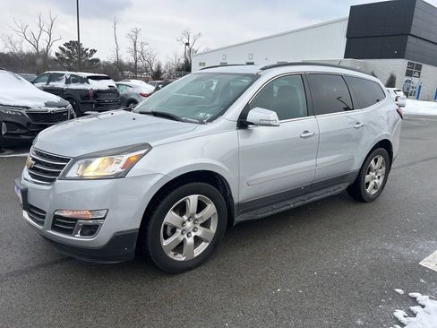 Used 2017 Chevrolet Traverse Premier image 3