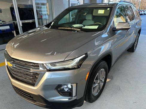 Used 2023 Chevrolet Traverse LT image 3