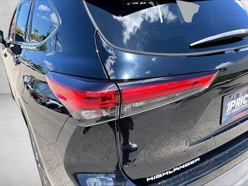 Used 2020 Toyota Highlander XLE FWD image 29