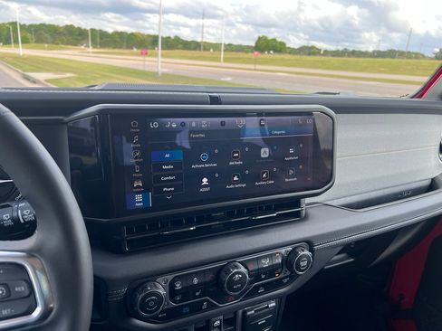 Used 2025 Jeep Wrangler Sahara image 23