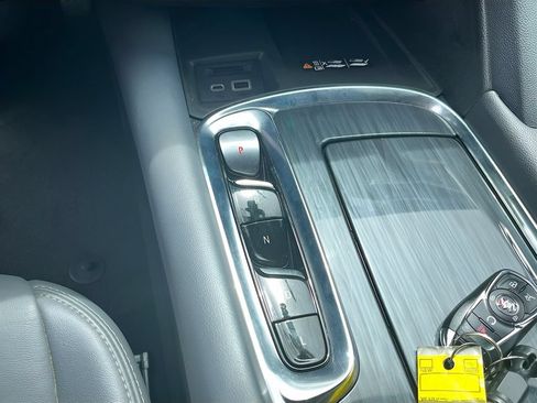 Used 2024 Buick Enclave Premium AWD/4WD image 17