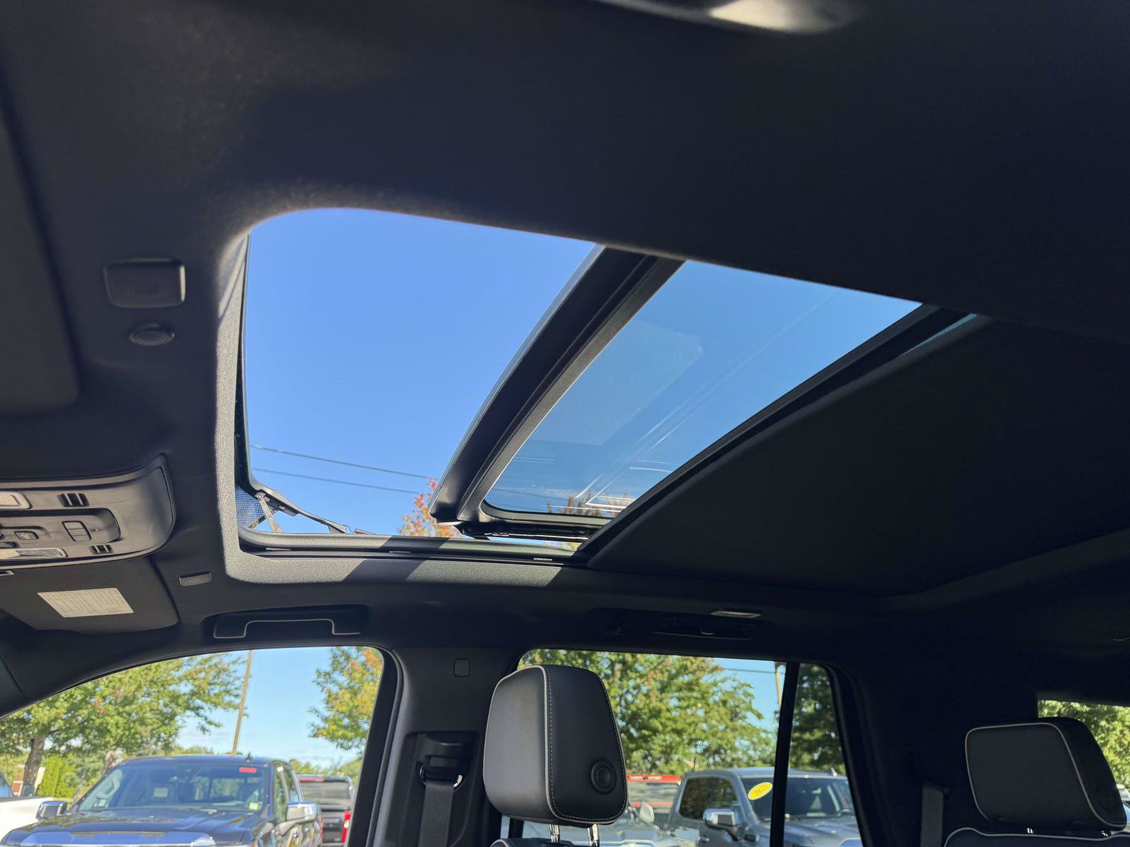 Used 2024 Chevrolet Tahoe Premier AWD/4WD image 26