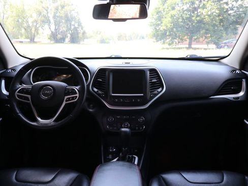 Used 2017 Jeep Cherokee Trailhawk AWD/4WD image 16