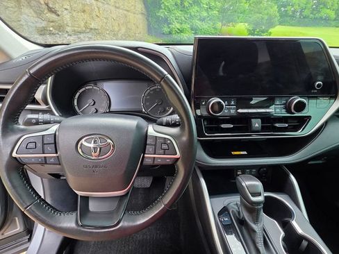 Used 2025 Toyota Highlander XLE FWD image 17