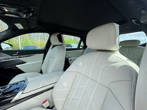 New 2026 BMW 760i xDrive w/ Premium Package AWD/4WD image 17