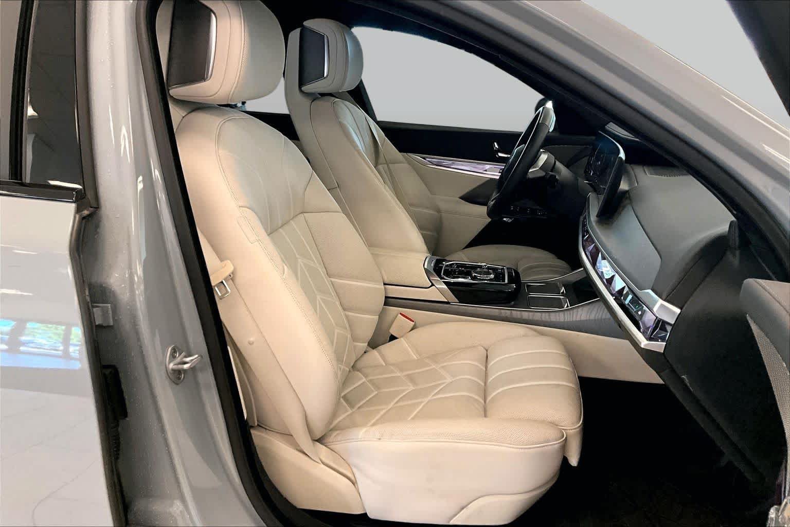 Used 2024 BMW i7 xDrive60 w/ Executive Package AWD/4WD image 8
