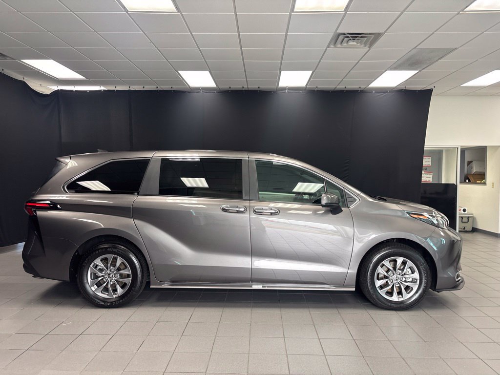 Used 2024 Toyota Sienna XLE FWD image 2