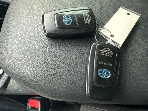 Used 2022 Toyota RAV4 SE AWD/4WD image 16