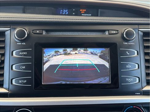 Used 2019 Toyota Highlander LE AWD/4WD image 16