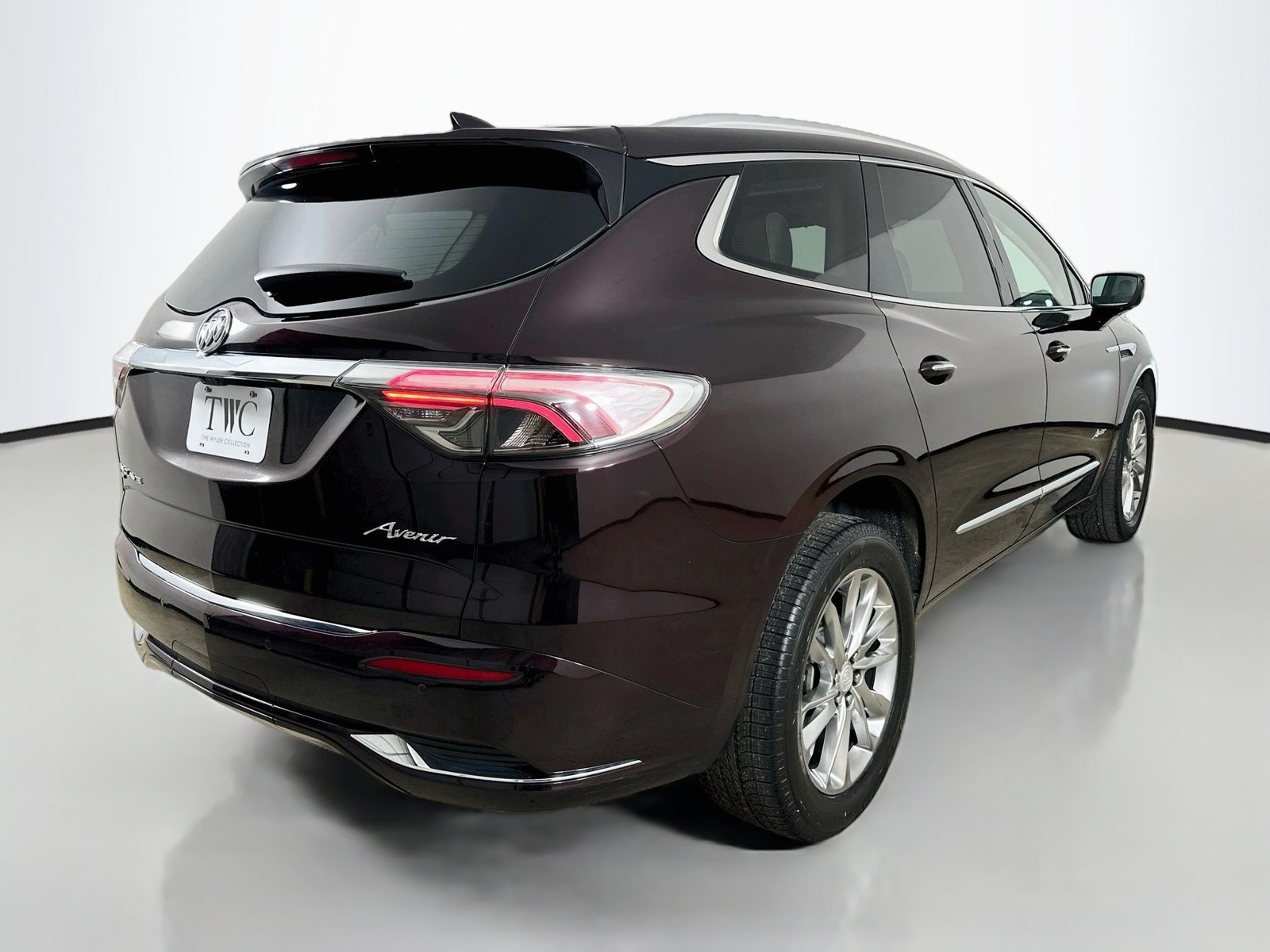 Used 2022 Buick Enclave Avenir w/ Avenir Technology Package AWD/4WD image 5