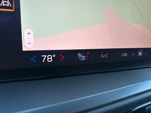 Used 2025 Chevrolet Traverse LT image 38