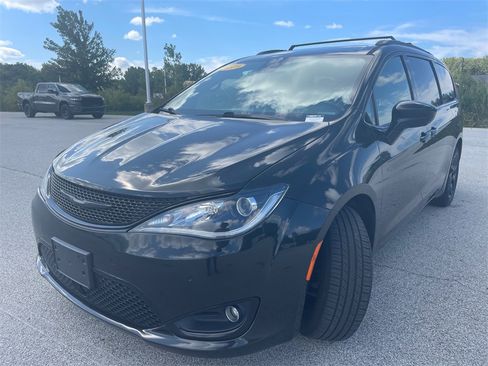 Used 2019 Chrysler Pacifica Touring-L Plus image 10
