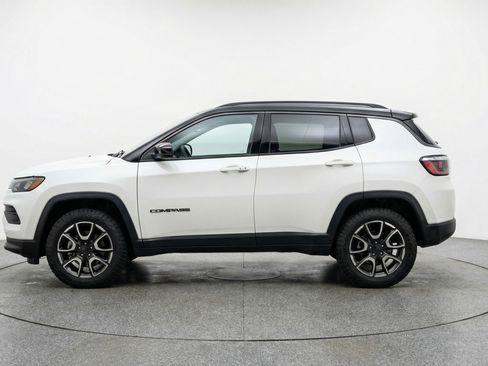 Used 2025 Jeep Compass Trailhawk image 5