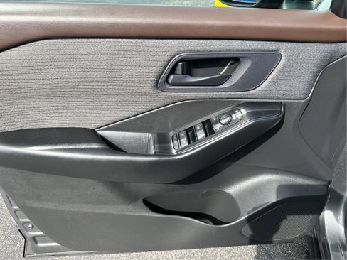 Used 2023 Nissan Rogue S AWD/4WD image 20
